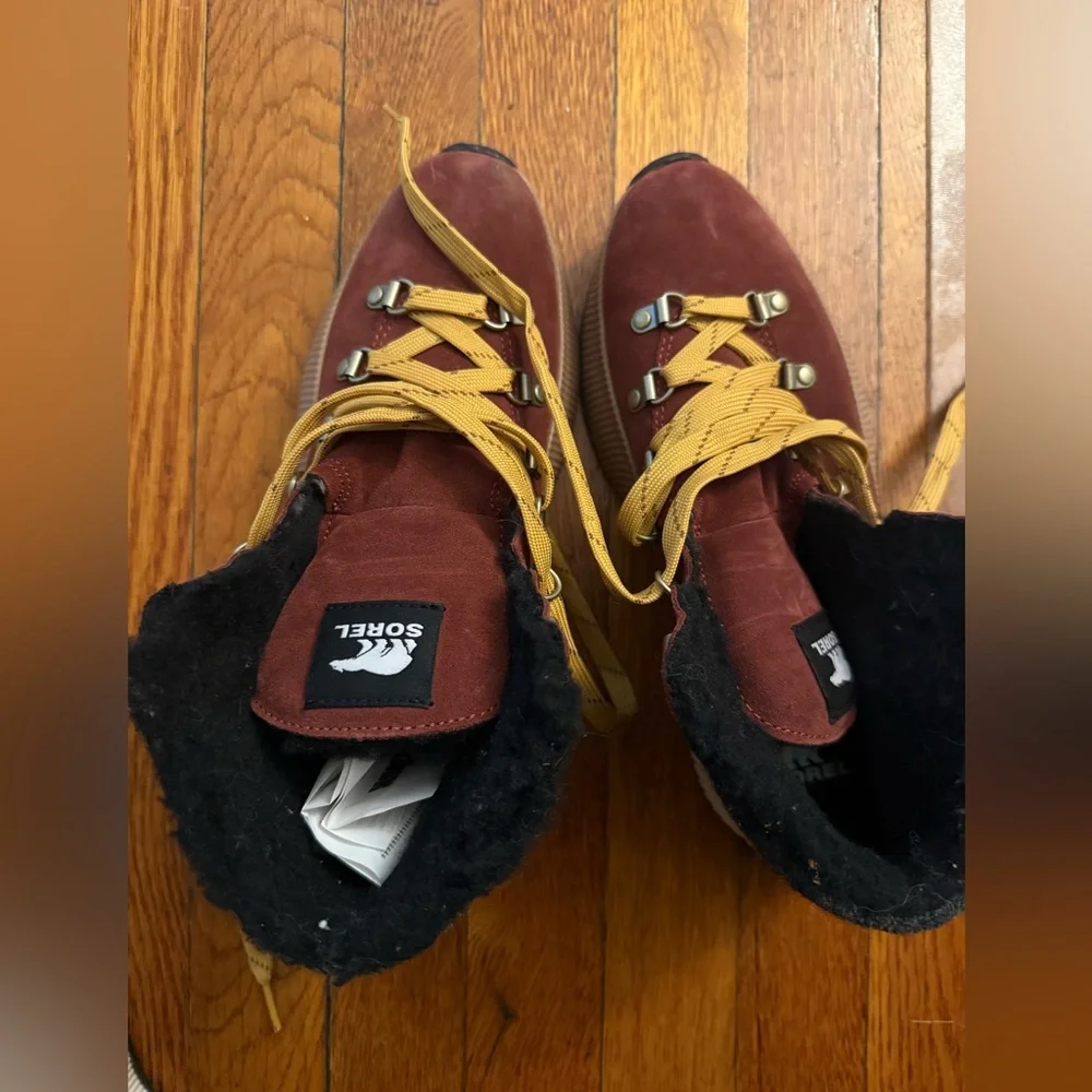 Sorel “In & Out” Waterproof Boots  Size 9 NWT